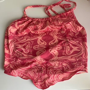 Rosa linne - Rosa linne med mönster, har lite glitter på sig eftersom det legat med en glittrig topp men det går bort i tvätten, frakten är inräknat i priset✨