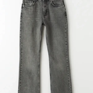 Full length flare jeans Grå Strlk 36 - Super fina gråa jeans från Gina Tricot i storlek 36. Använda ett par gånger, därav slitna längst ner. Köpta får 399 men pris kan diskuteras. Skriv för fler bilder!💓