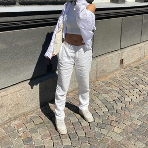 Linnebyxor storlek 38/M - Intressekoll! Vita linnebyxor i jättefint skick, köpta här på plick men används tyvärr inte så mycket längre då jag har andra som används mer. går att ha både lågmidjat och högmidjat beroende på vad man själv föredrar. Skriv privat för intresse eller fler bilder💞 Buda från 250kr eller köp direkt för 350.  Frakten läggs till i priset, kostar olika beroende på vart jag ska skicka. 