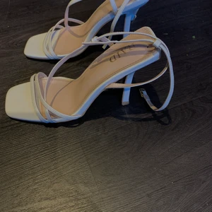 Vita klackar  - Klackar i storleken 37.5