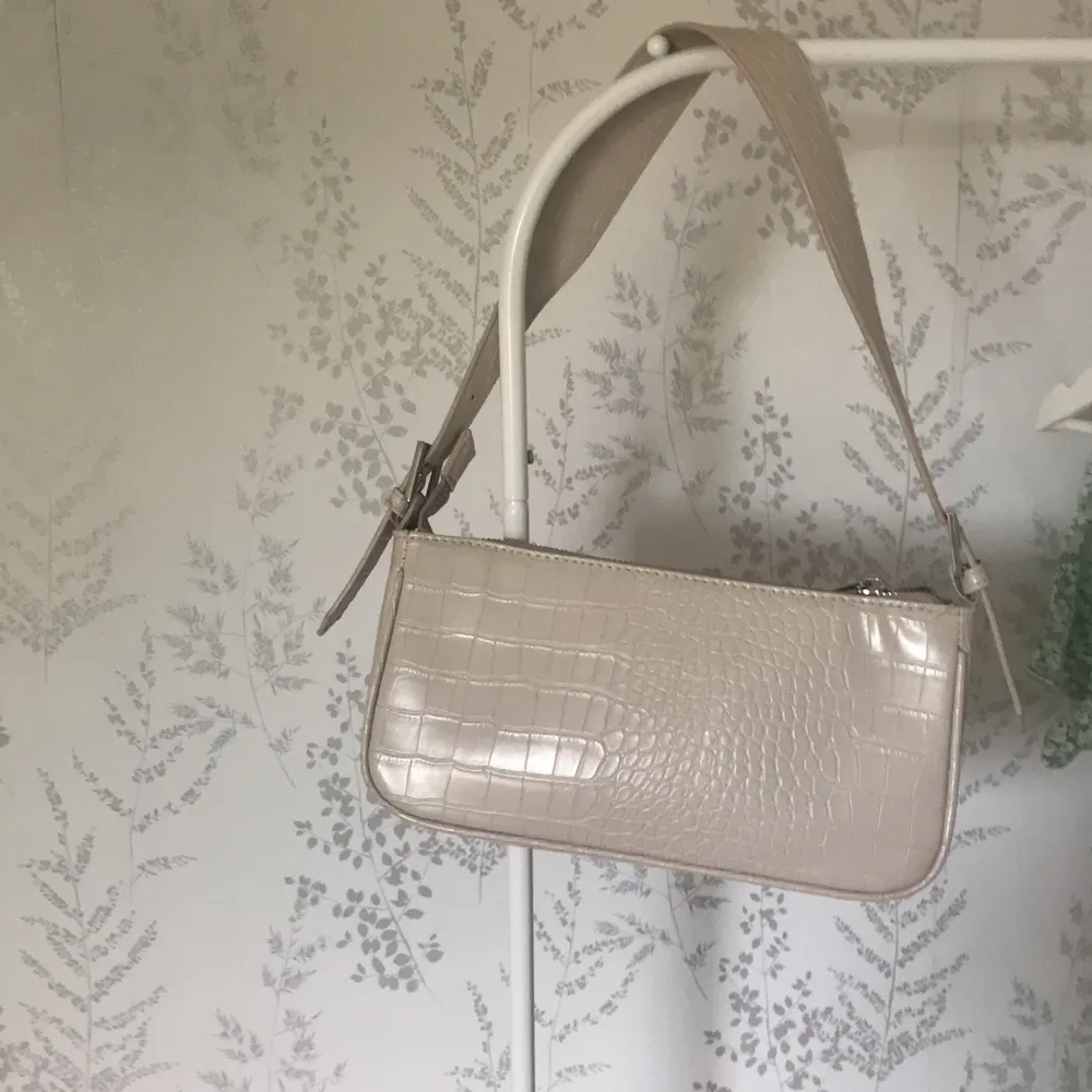 En beige axel och handväska som är perfekt att bara ha sin mobil, plånbok och sina nycklar i😊🌸. Väskor.