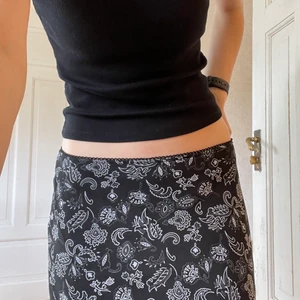 Mönstrad midikjol  - Så fin midikjol, säljer bara eftersom den är för stor för mig. Perfekt till sommaren, mönstret påminner lite om paisley. Midjemått ca 80 cm