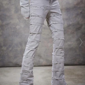 Jeans med slitningar - Supercoola jeans i smutsvit färg. Köpta för 58€ på Dollskill från märker Darker Wavs. Tyvärr var dem alldeles för små för mig och skulle säga att dem passar någon med XS bättre.