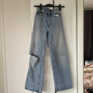 Yoko jeans  - Yoko jeans från Monki med hål på knät 