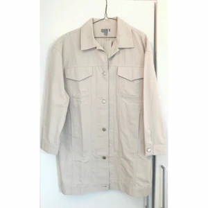 COS jacka - Somrig tunn jacka från COS. Storlek XS men är oversized. Prislapp kvar, då den aldrig kommit till användning.