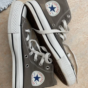 Converse i nyskick! - Ett par jättefina converse i nyskick!! 250kr storlek 37