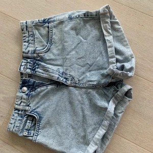 Jeansshorts - Snygga jeansshorts från Gina storlek 34. Jättefina! Kan sändas. 