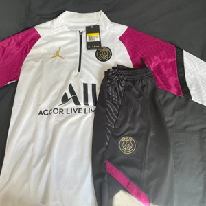 Nike psg set storlek xs  - Brukar ha s och den är för stor för mig så rekommenderar till er som har storlek M