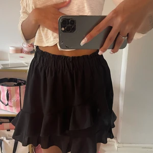 Svart kjol - Helt oanvänd volang kjol som inte kommer till användning 