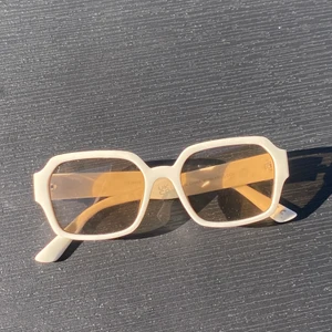 Solglasögon  - Superfina solglasögon från asos, nyskick <3 påminner om chimis Voyage-modell!