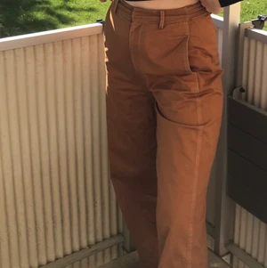 Byxor  - Jätte skönt material, raka tygbyxor i en koppar rostig färg. Köpta i Frankrike på monoprix. Jag är 170 och har oftast storlek 38-40 i byxor. Man kan ändra midjan med knappar på sidan. Kan mötas i Uppsala! :) 