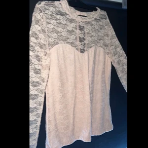 Topp i spets strl 38 - Topp använd fåtal gånger. Mycket gott skick!