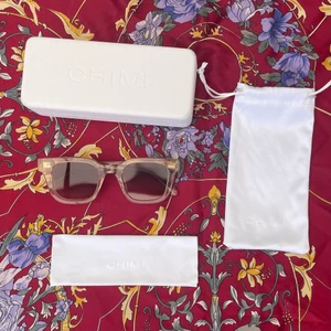 Solglasögon Chimi 04  - Chimi 04 färgen Ecru. Perfekt skick. Säljer för de inte passar mitt ansikte.