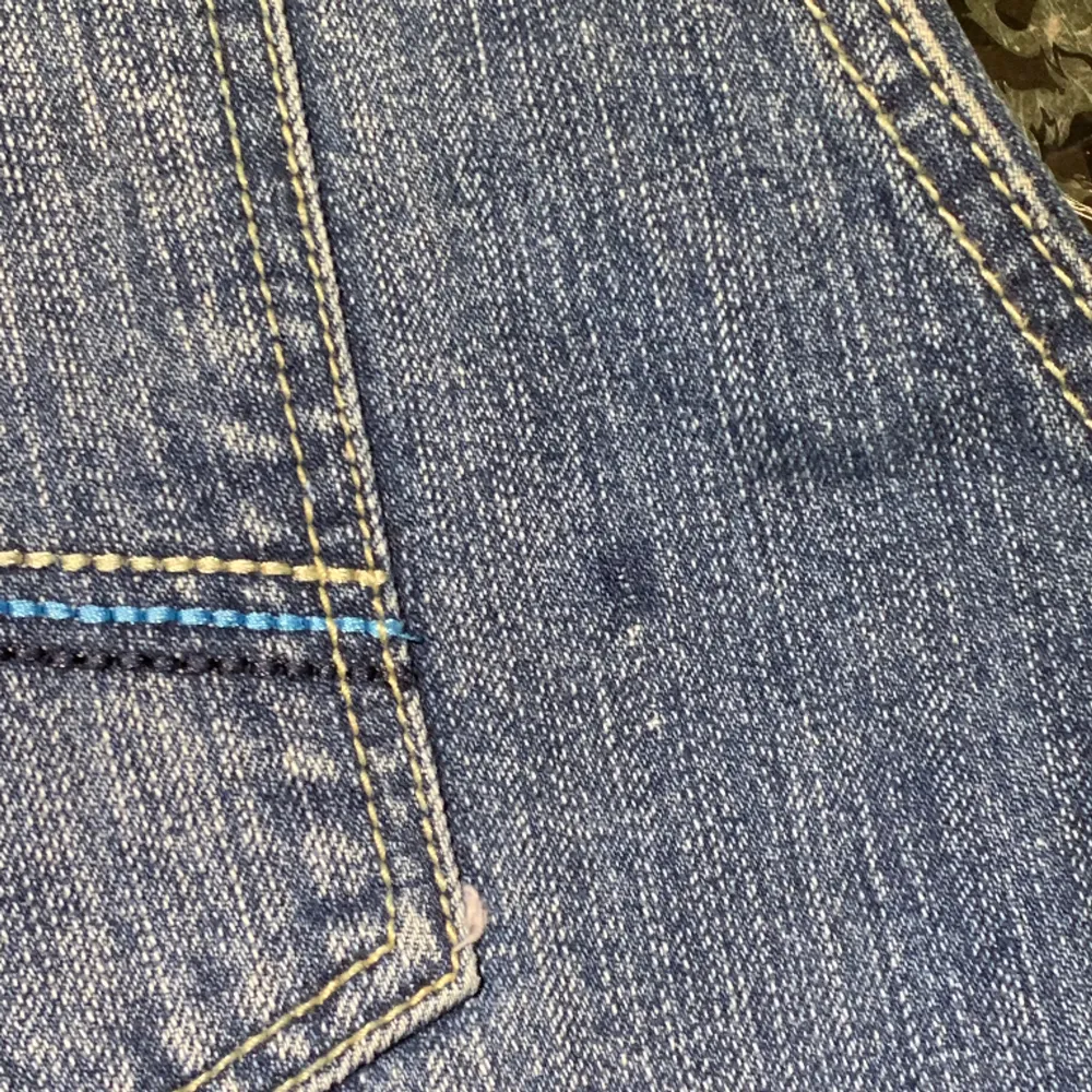 Nasa Hustla jeans i storlek W32. Jag på bilden är 180 cm. Har ett factory flaw där bak. Mått: ytterbenslängd - 109 cm, midjemått - 40 cm, benöppning - 23 cm. Skriv för fler bilder och frågor!. Jeans & Byxor.