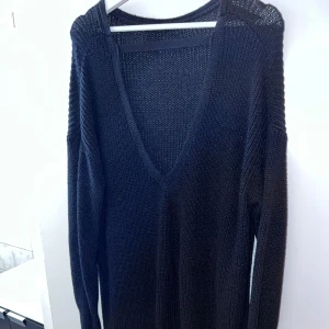 Stickad klänning  - Stickad klänning med v ringad rygg ,lös i storlek