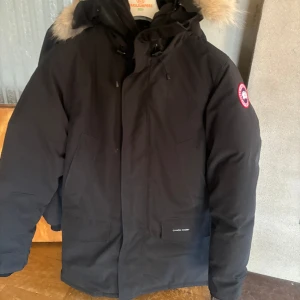 Canada goose jacka - Köpte den för 13,000 o kvitto finns.  Nypris idag är runt 20 000 Storlek M men skulle säga den e stor i storleken Duger inte priset lägg bud