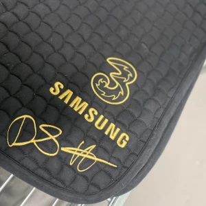 Schabrak Eskadron RARE!!  - Nytt sällsynt  hoppschabrak från Eskadron i samarbete med Samsung! Mycket begränsad upplaga!  Använd ett par gånger sedan tvättat. Så i nyskick! 