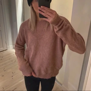 stickad tröja  - Stickad tröja i fin rosa färg! Storlek M/L men skulle säga att den är som en S/M!