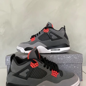 Jordan 4 infrared - Knappt använda bara lite starloss och heeldrag. Bara skriv så skickar jag fler bilder! Går att hämta upp i lund/Malmö. Pris går att diskuteras ❤️🤍