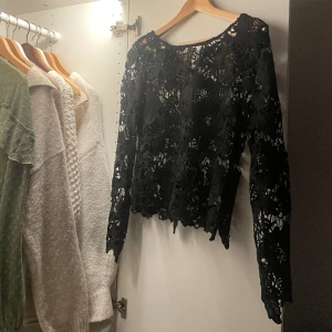  Svart Spetstopp  - Snygg spetstopp (lite genomskinlig)❤️❤️storlek S