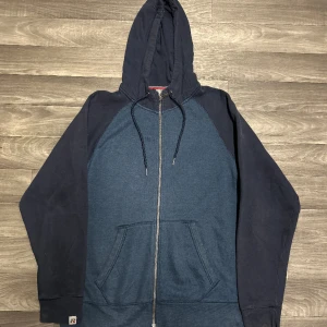 Russel Zip Hoodie - Snygg zip Hoodie ifrån Russel Athletic i storlek L! Bara att skriva om du undrar över något🙏