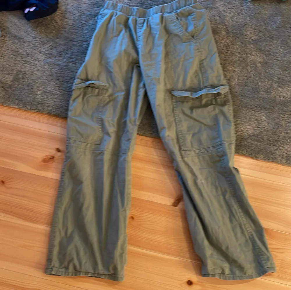 Gröna byxor från HM 10-11 år (146 cm)   Köparen får betala frakt  Lite använd  . Jeans & Byxor.