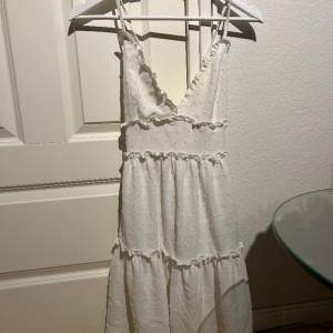 jättefin vit klänning i storlek S, använt 1-2 gånger