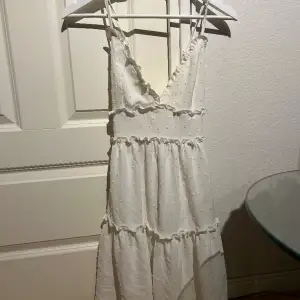 jättefin vit klänning i storlek S, använt 1-2 gånger