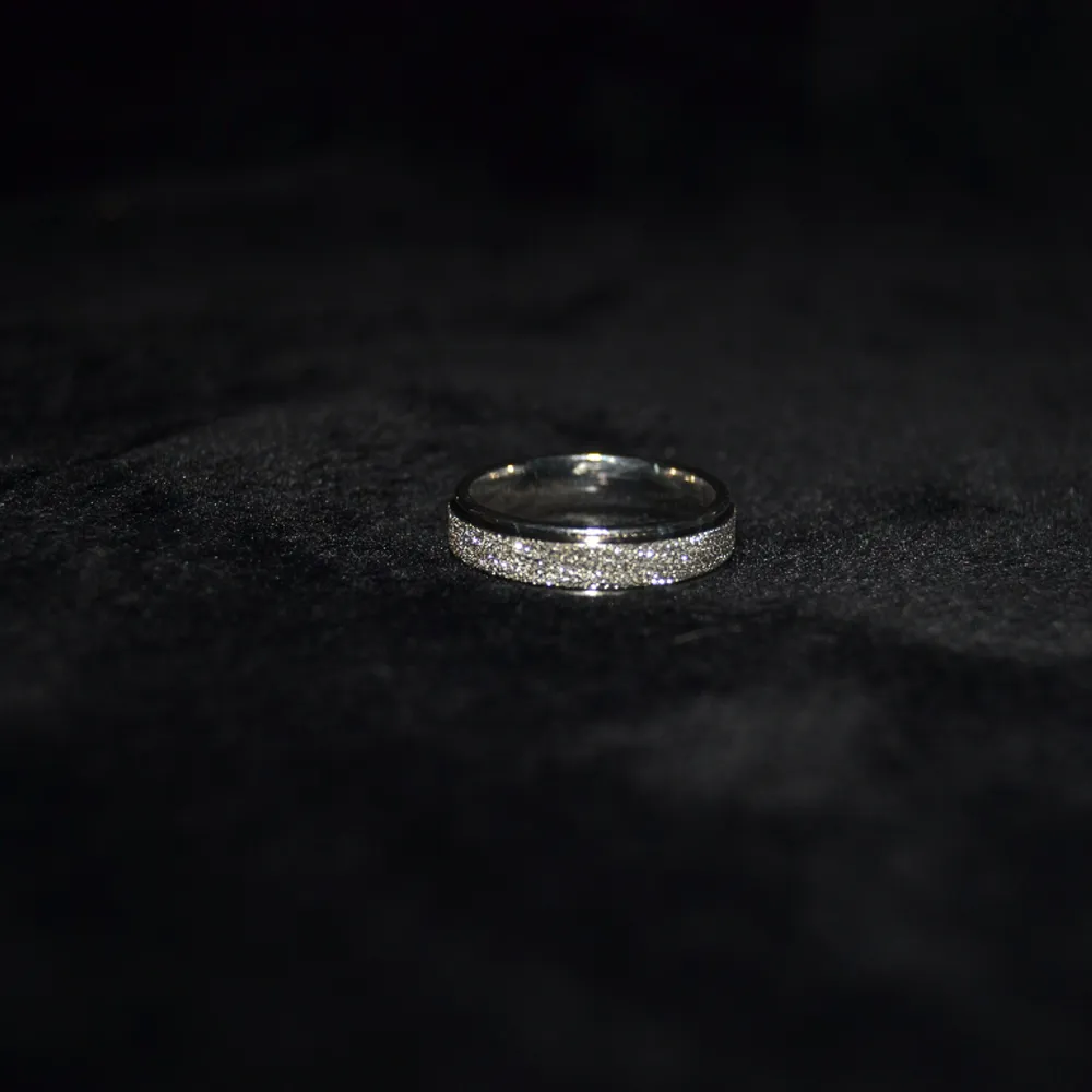 Silverpläterad Ring med kristaller . Accessoarer.