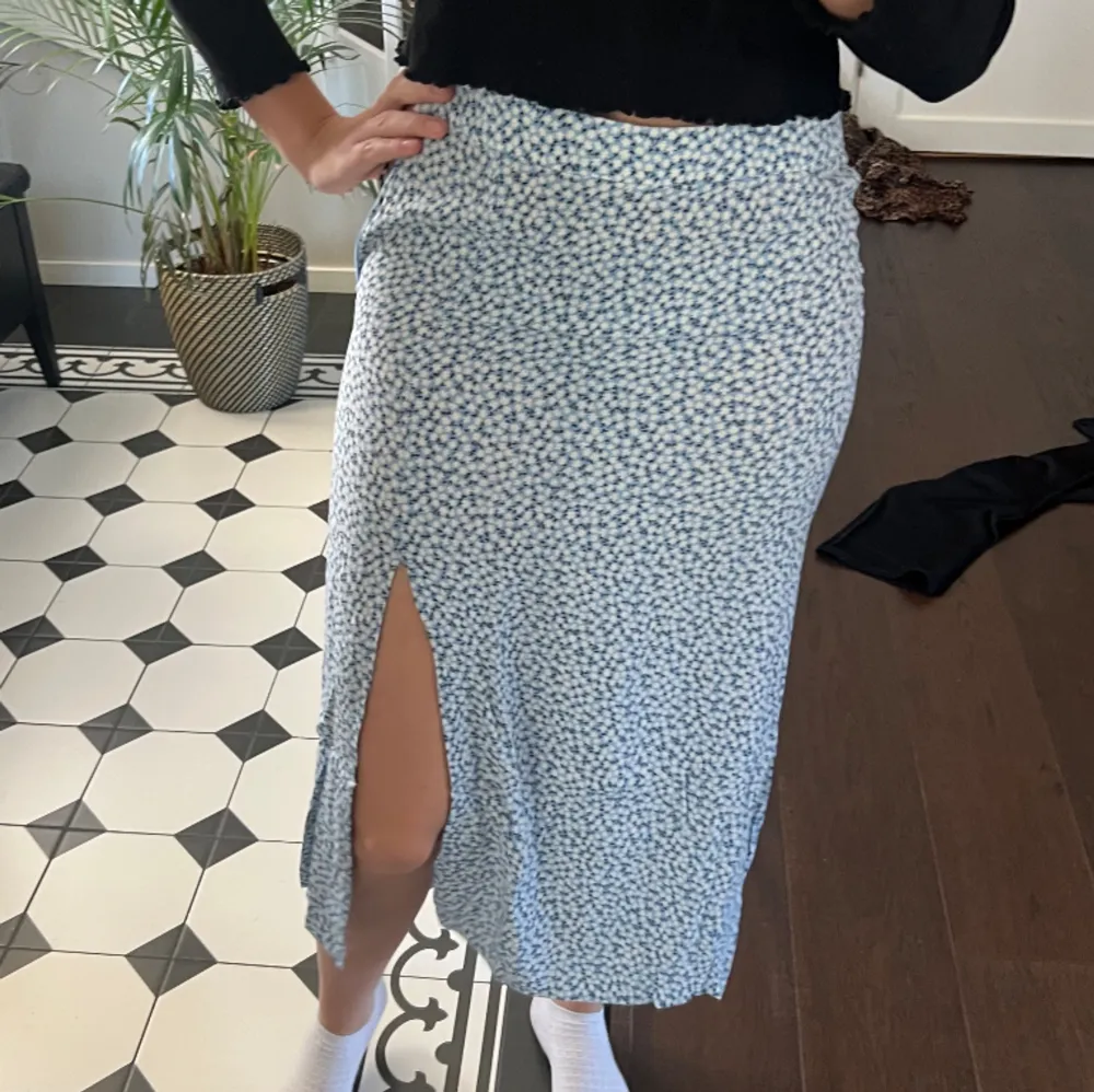 Säljer denna supersatsar kjol från H&M. Storlek Small, 36. Hade gärna haft den kvar men den har tyvärr blivit för liten för mig så jag kan inte längre stänga dragkedjan på sidan. Köparen står för frakten. Skriv för fler bilder.. Kjolar.