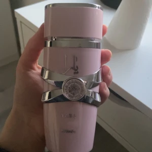 Yara parfym  - Säljer min yara parfym som jag fick 3 dagar sen, kommer inte till användning därför säljer jag den. Köpt för 400kr säljer för 340kr. Sprejat bara 6 gånger annars e den helt full!