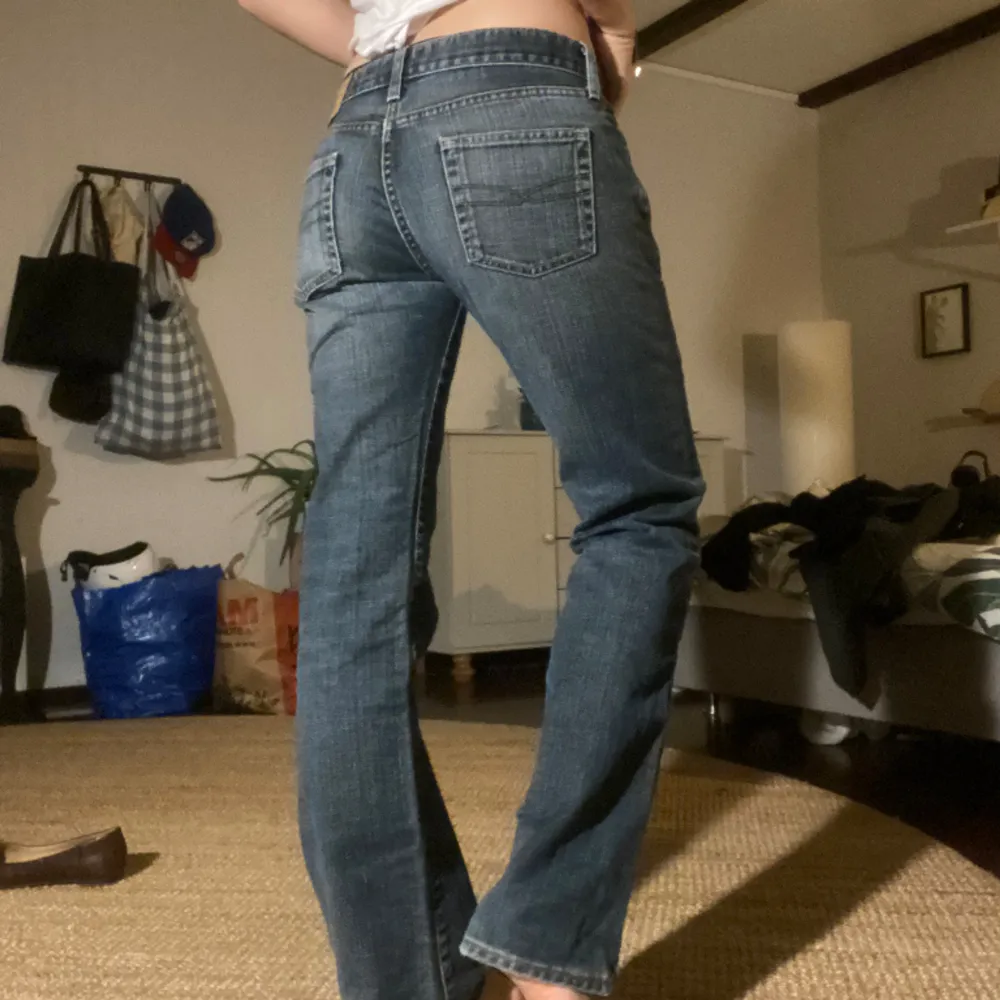 Skitcoola lågmidjade crocker jeans! Riktigt fin färg och sitter helt perfekt🙌🏼💃🏼Säljer då jag inte får användning för dem❤️. Jeans & Byxor.