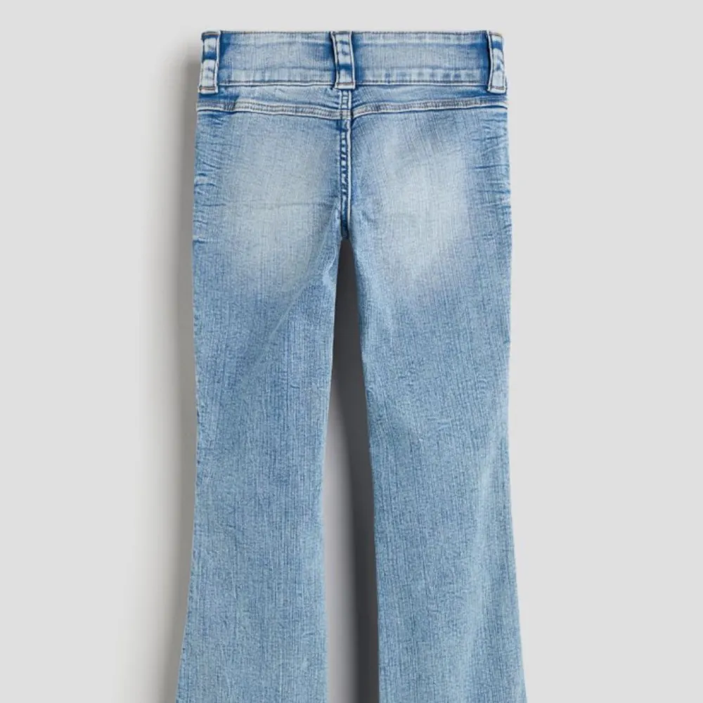 Säljer dessa helt nya jeans då dom tyvär inte passade mig. Storlek 164 men sitter bra på någon med strl S.  Prislapparna är kvar 💕💕slutsålda på hemsidan . Jeans & Byxor.