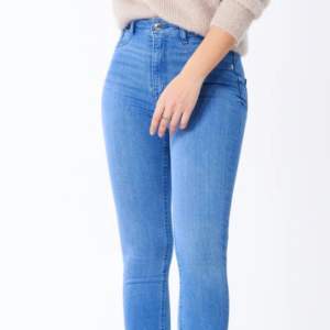 Molly high waist jeans från Gina Tricot. Stl M, blåa skinny fit jeans. Knappt använda pga fel storlek🤍 Kan skicka fler bilder vid intresse. 