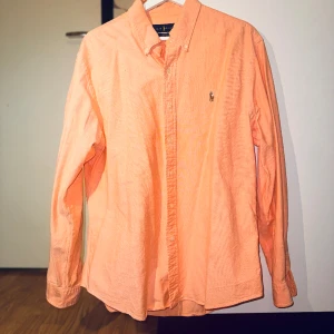 Polo Ralph LaurenSlim Fit Oxford Shirt - Skjortan har inte kommit till användning längre, håller på att rensa skåpet  och vill bli av med de mesta.  Kom gärna med bud 😊 Polo Ralph Lauren Slim Fit Oxford Shirt Business skjortor