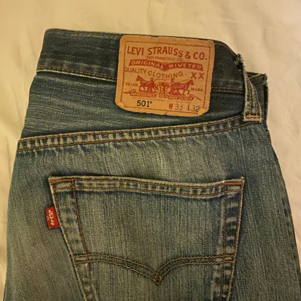 Baggy Levis 501or köpt second hand🤙lite slitningar nere vid benen och fickorna men inget märkbart skulle jag säga, bara snyggt!. Jeans & Byxor.