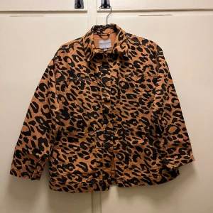 Leopard print jacka - Storlek S, liite oversize :)