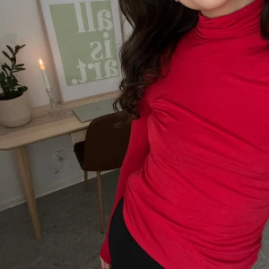 Snygg polo - Supersnygg och luftig polo från H&M i storlek S. Aldrig använd, prislapp kvar! ❤️