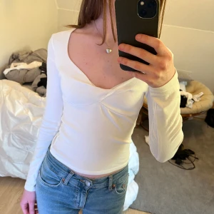 Fin vit top från ginatricot - En vit långärmad topp från ginatricot i storlek XXS. Köpte i affär för att den var billig men var för liten. Har använts några gånger och är i väldigt bra skick. 🩷🌷