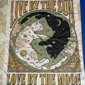 Vägg dekoration  - En fin vägg dekoration som kan hängas upp! Lätt tyg som kan hållas upp med enkla häft saker man har hemma, spik är alltså inte ett måste! Köp nu funkar fint!