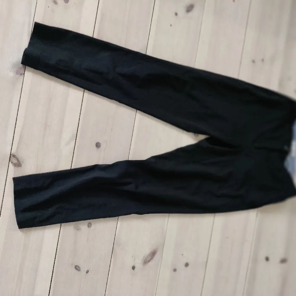Jätte fina kostym byxor från STOCKH LM❤️ säljer dem här fina byxorna eftersom dem är lite för stora❤️. Jeans & Byxor.