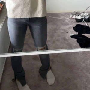 jeans - jeans från zara med slits, lite slitna nertill, jättefina men tyvärr för långa. köpt för ca 1 år sen. pris kan diskuteras 