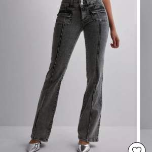 Säljer dessa populära Nelly jeans med fickor fram! Lågmidjade i jätte fint skick helt slutsålda på sidan! 💞 storlek 36 passar 167 cm och ner i längd skulle jag säga 🫶 400kr går ner i pris vid snab affär 