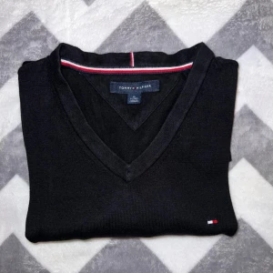 Tommy Hilfiger Tröja - Nice v-neck tröja från Tommy Hilfiger. Tröjan är i använt skick och har någon anmärkning som man kan se på bilderna. Fråga gärna vid funderingar och om fler bilder önskas.   Prisförslag välkomnas  FLER LIKNANDE PLAGG PÅ PROFILEN 41