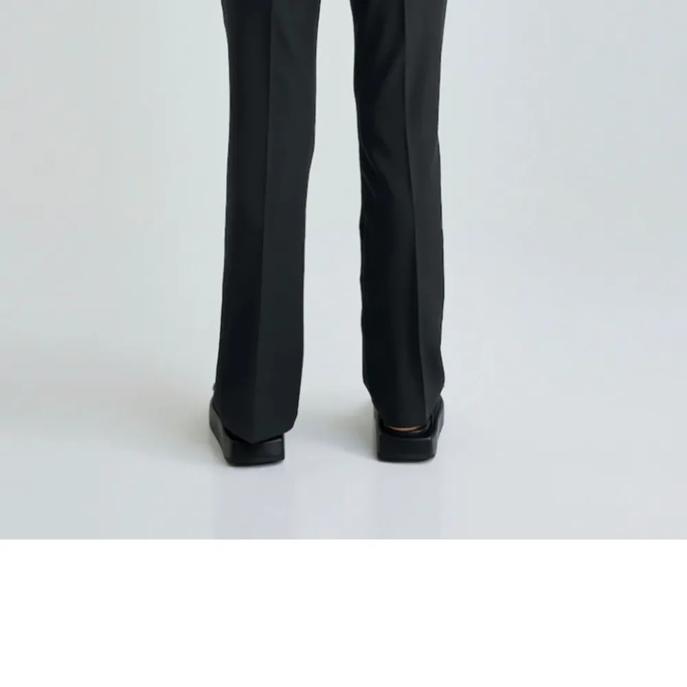 Jättefina kostymbyxor från bikbok i modellen Vilma. Säljer då de inte kommer till användning. Nypris 500kr. Jeans & Byxor.