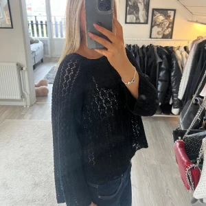 Stickad tröja  - Så fin stickad tröja från ONLY som tyvärr aldrig kommit till användning! Storlek L men passar S/XS bäst tycker jag✨ säljer även i vit, säljer båda tillsammans för billigare