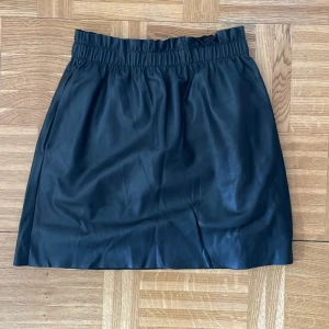 Skinnkjol från zara - Skinnkjol från zara i storlek m (passar s-m) Har fickor längs sidorna (inte synliga) 100kr + frakt  