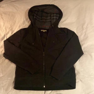 Burberry zip hoodie - Säljer min burberry zip/hoodie pga lite användning. Inga defekter och sparsamt använd. Skick 9,5/10🌟 tveka inte att höra av dig om du har några frågor👍🏼 Köpt på Plick så kan ej garantera äkthet 