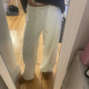 Mjukisbyxor  - Vita mjukisbyxor från zara