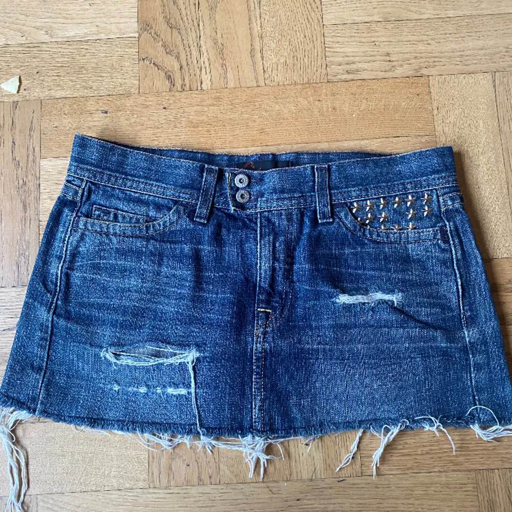 Snygg mörkblå mini jeans kjol från Crocker med snygga detaljer. Det saknas två stjärnor men inga andra defekter💗. Kjolar.